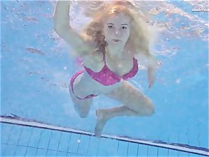 scorching Elena flashes what she can do under water